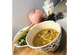 soupe de nouilles aux petits légumes et tofu fumé